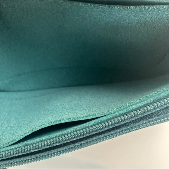 Leather Keecie wallet with a silkscreen of a cat chasing a bird on the inside - Picture 9 of 16